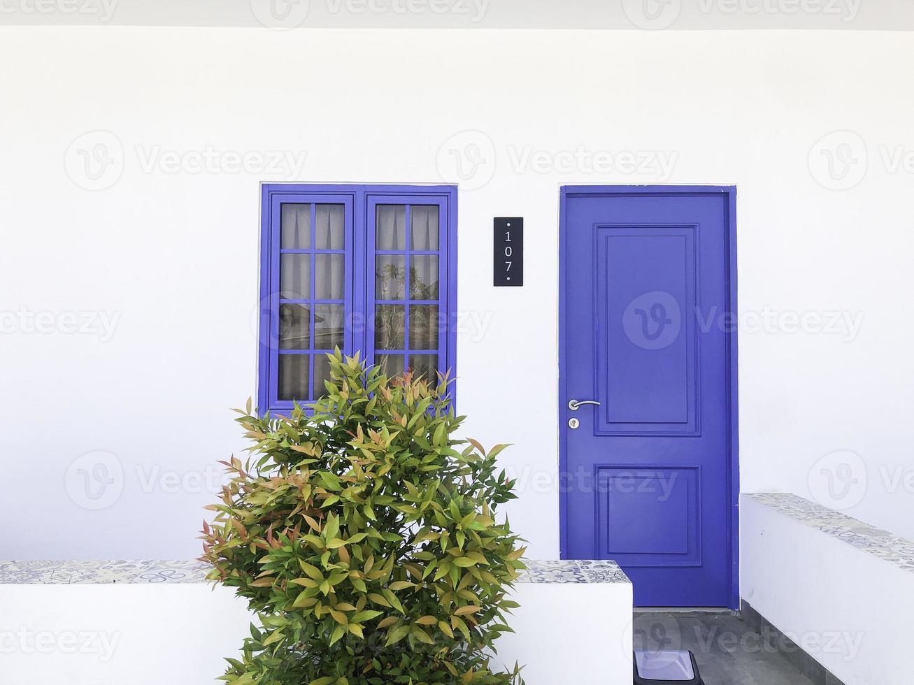 voordeur en veranda van een buitenaanzicht van een blauw herenhuis foto