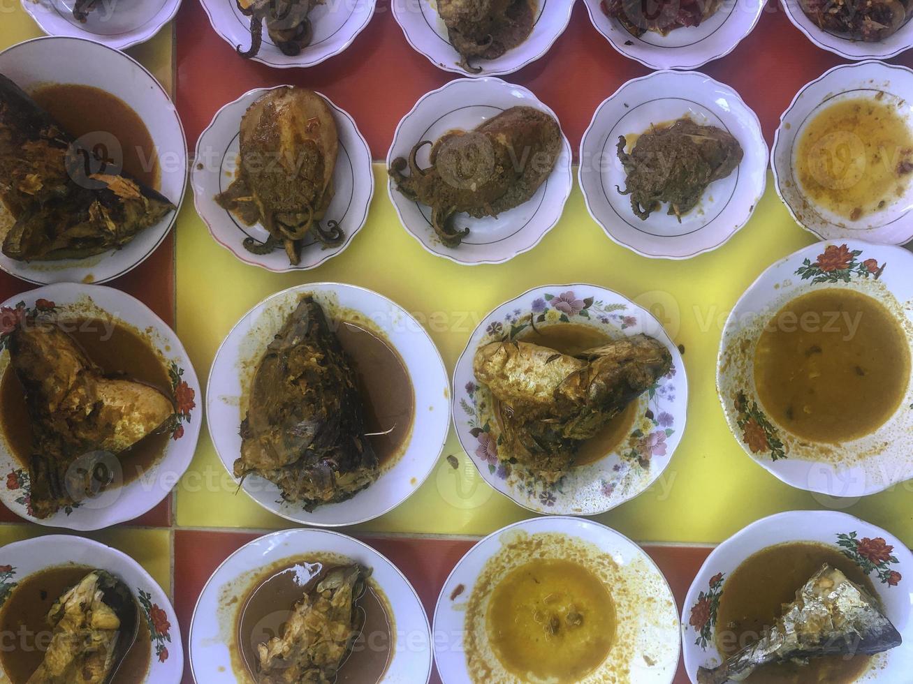 variatie gerecht van nasi padang of padang rijst curry een van de meest bekende maaltijden die geassocieerd worden met indonesië. foto