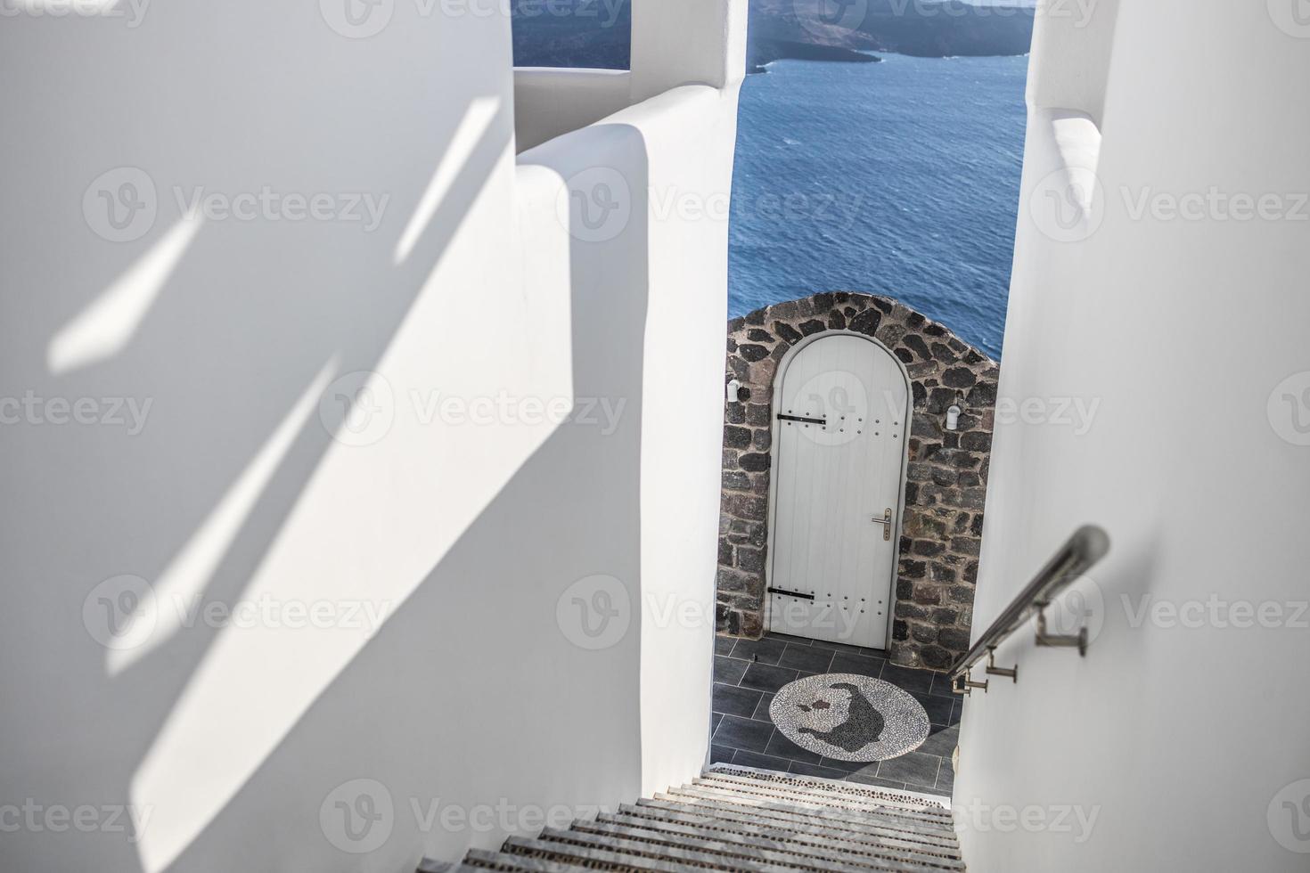 fantastische reisachtergrond, het stadslandschap van Santorini. houten deur of poort met trappen en witte architectuur onder zonlicht. idyllische zomervakantie vakantie concept. heerlijke zomerse luxe vibes foto