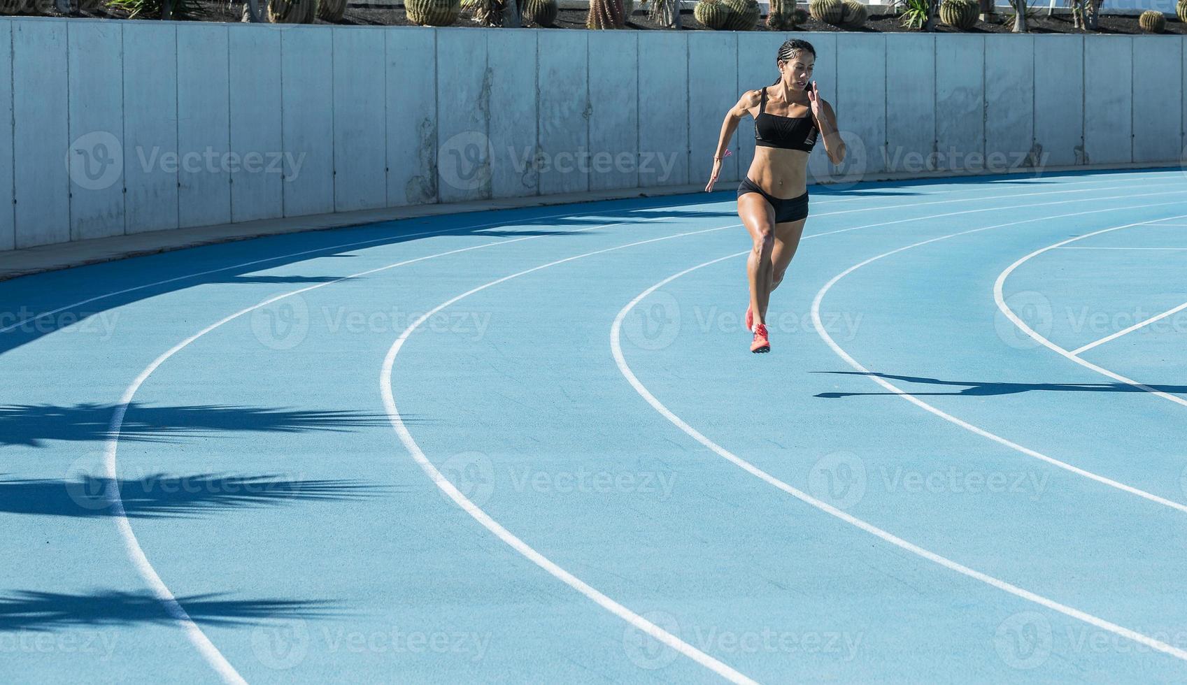 atleet vrouw op weg op atletiekbaan foto