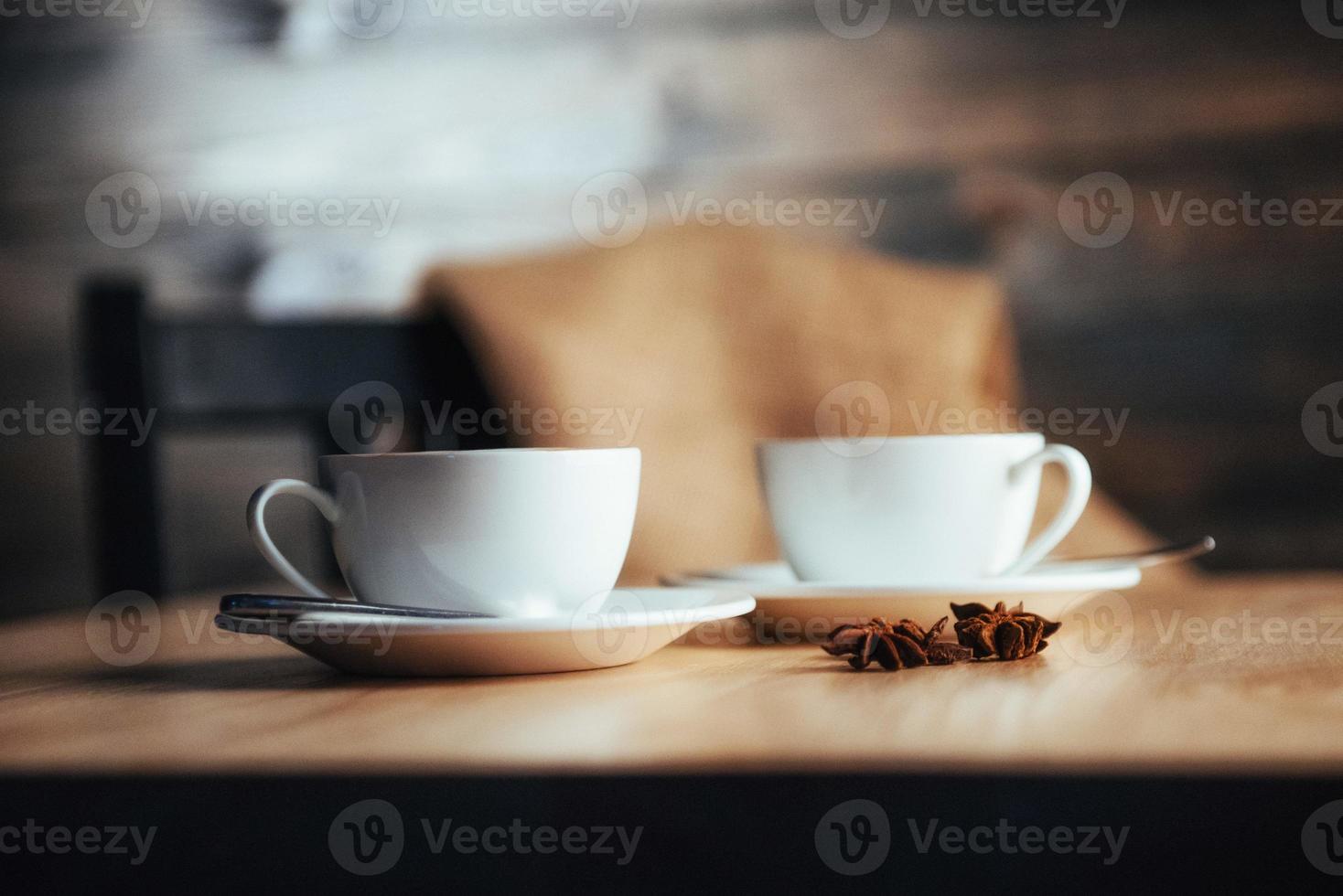 twee kopjes gastronomische koffiehuiscappuccino foto