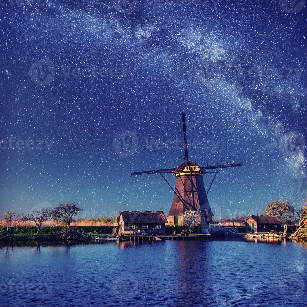 Nederlandse molen bij nacht. sterrenhemel. Holland. Nederland. foto