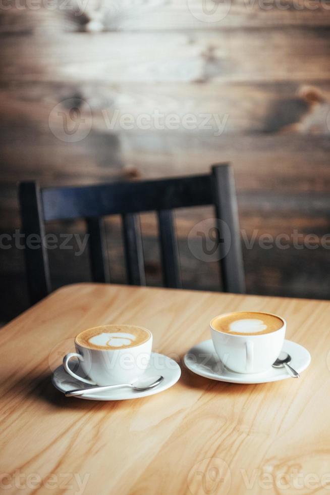 twee kopjes gastronomische koffiehuiscappuccino foto