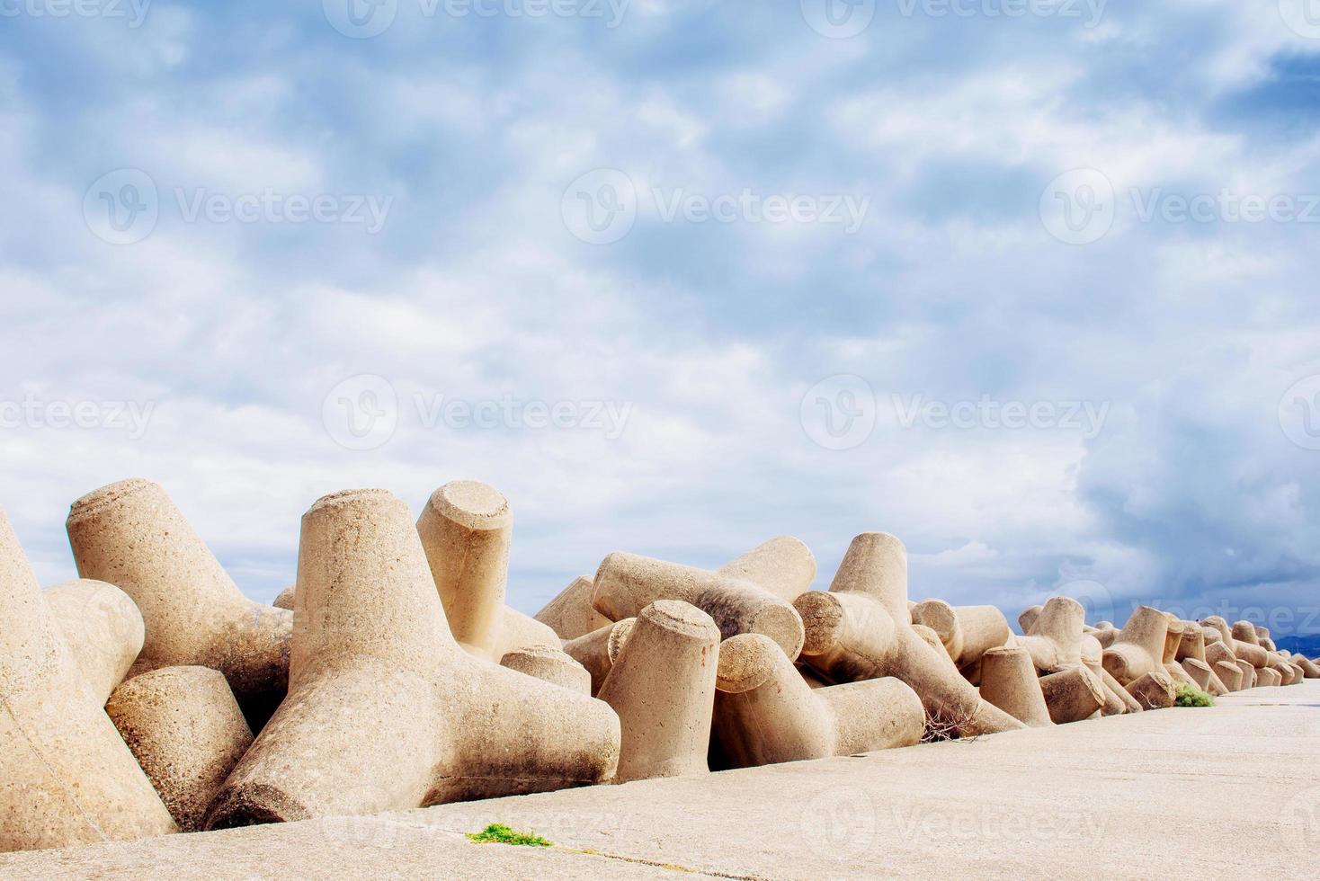 stenen aan de kust. kust strand. Sicilië. Italië. Europa foto