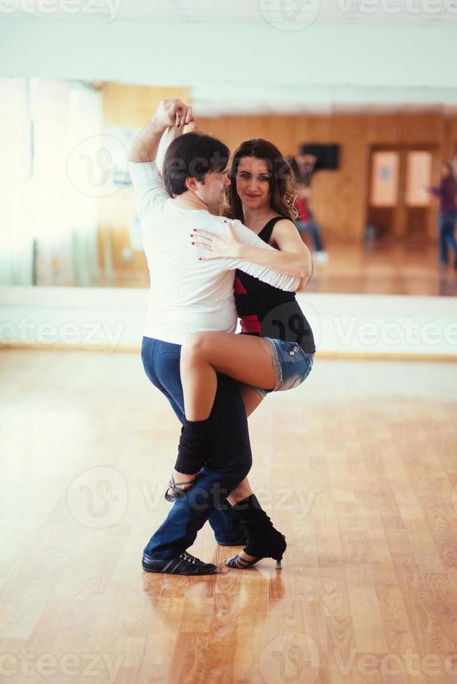 mooi paar professionele artiesten die gepassioneerde dans dansen foto