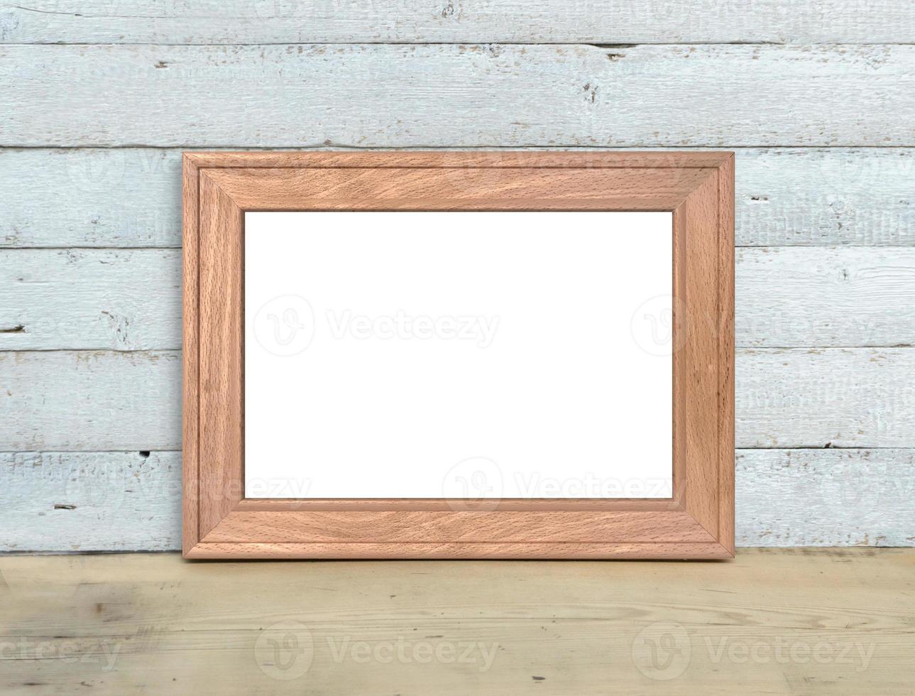 horizontale a4 oude houten frame mockup in de buurt van een boeket van sweet-william staat op een houten tafel op een geschilderde witte houten achtergrond. rustieke stijl, eenvoudige schoonheid. 3D render. foto