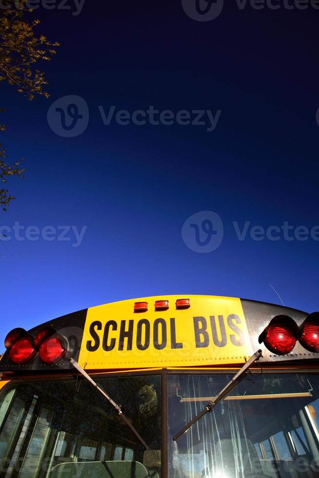 schoolbus geparkeerd in kraanvallei in saskatchewan foto