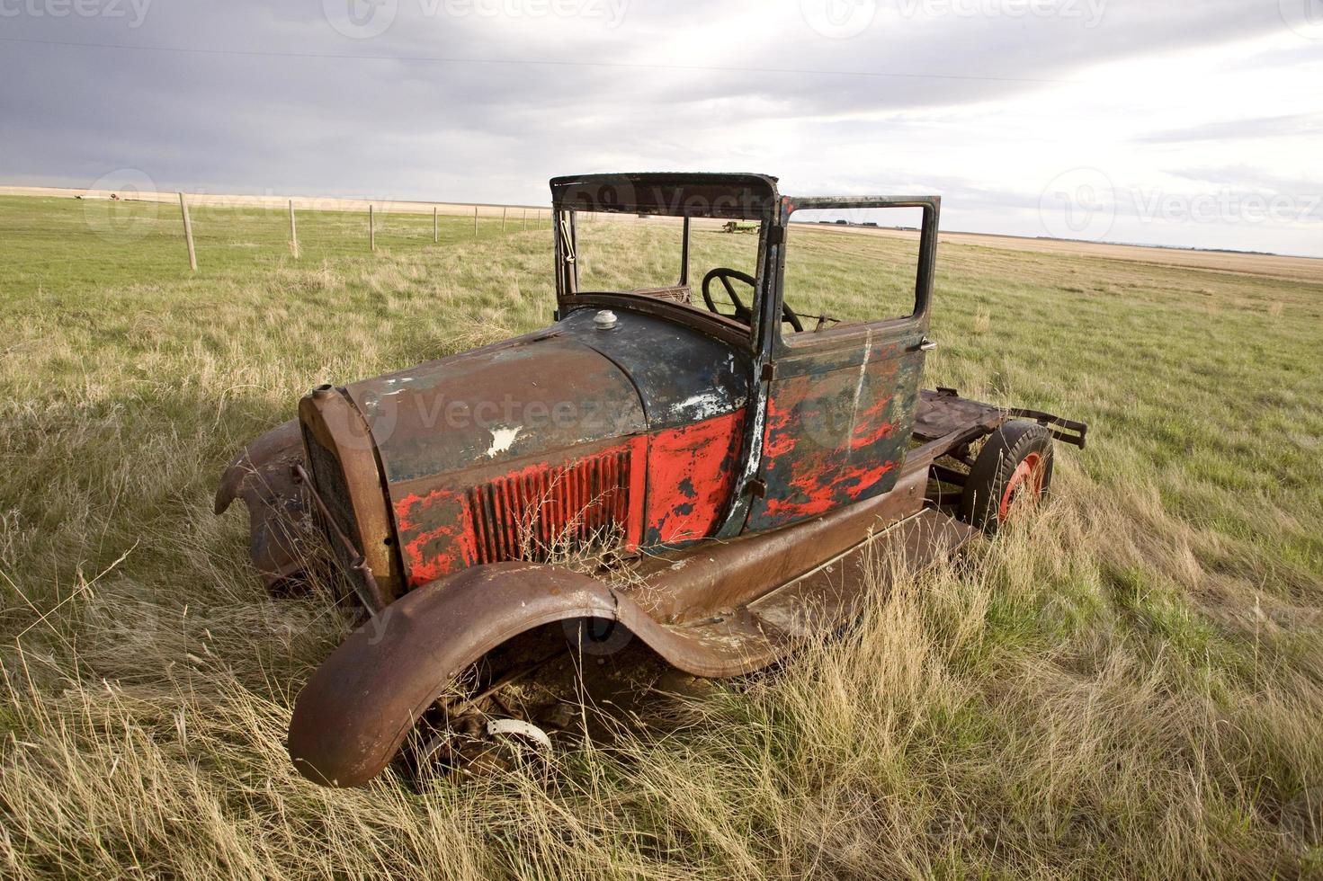 antieke vintage oude auto in veld foto