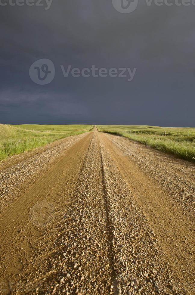 onweerswolken boven de landweg van Saskatchewan foto