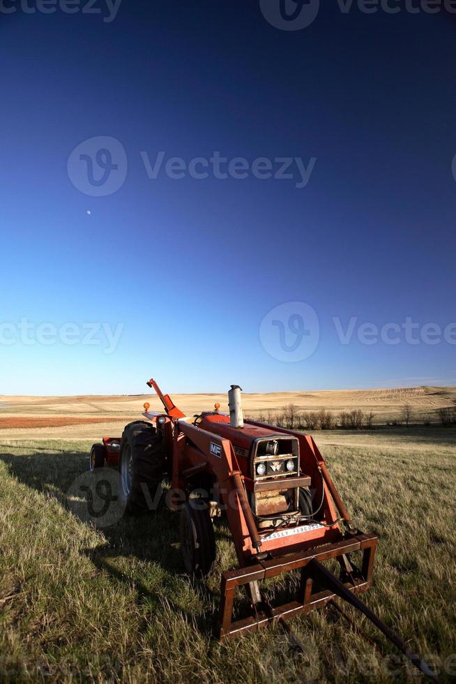 zonovergoten tractor in het veld in saskatchewan foto