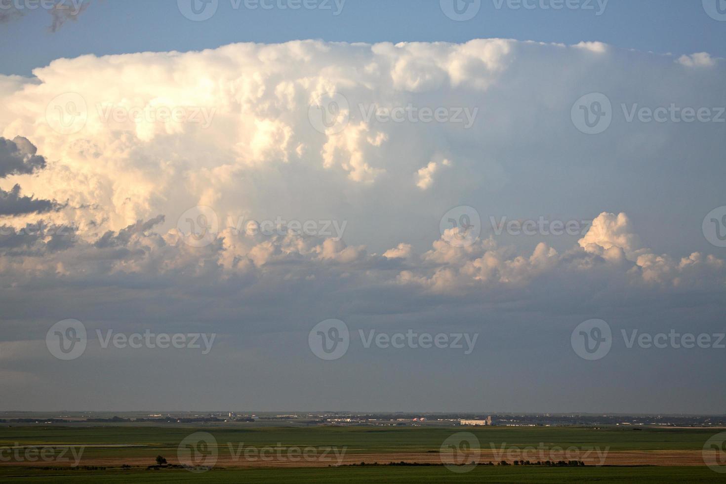 onweerswolken vormen zich boven de stad Saskatchewan foto