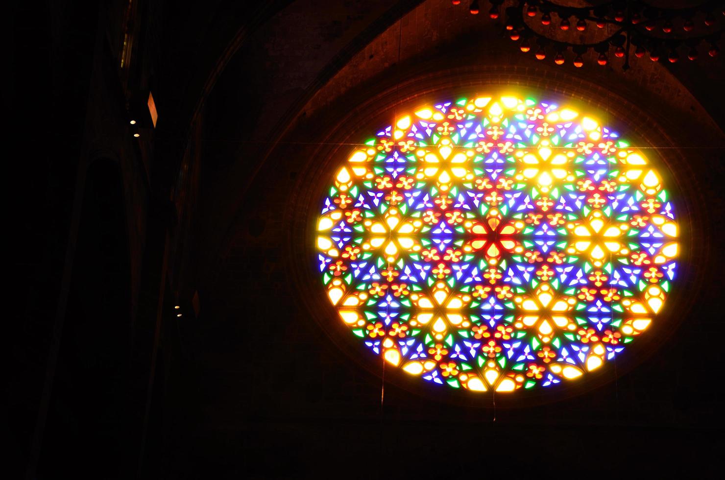 kleurrijke ramen in de kathedraal foto
