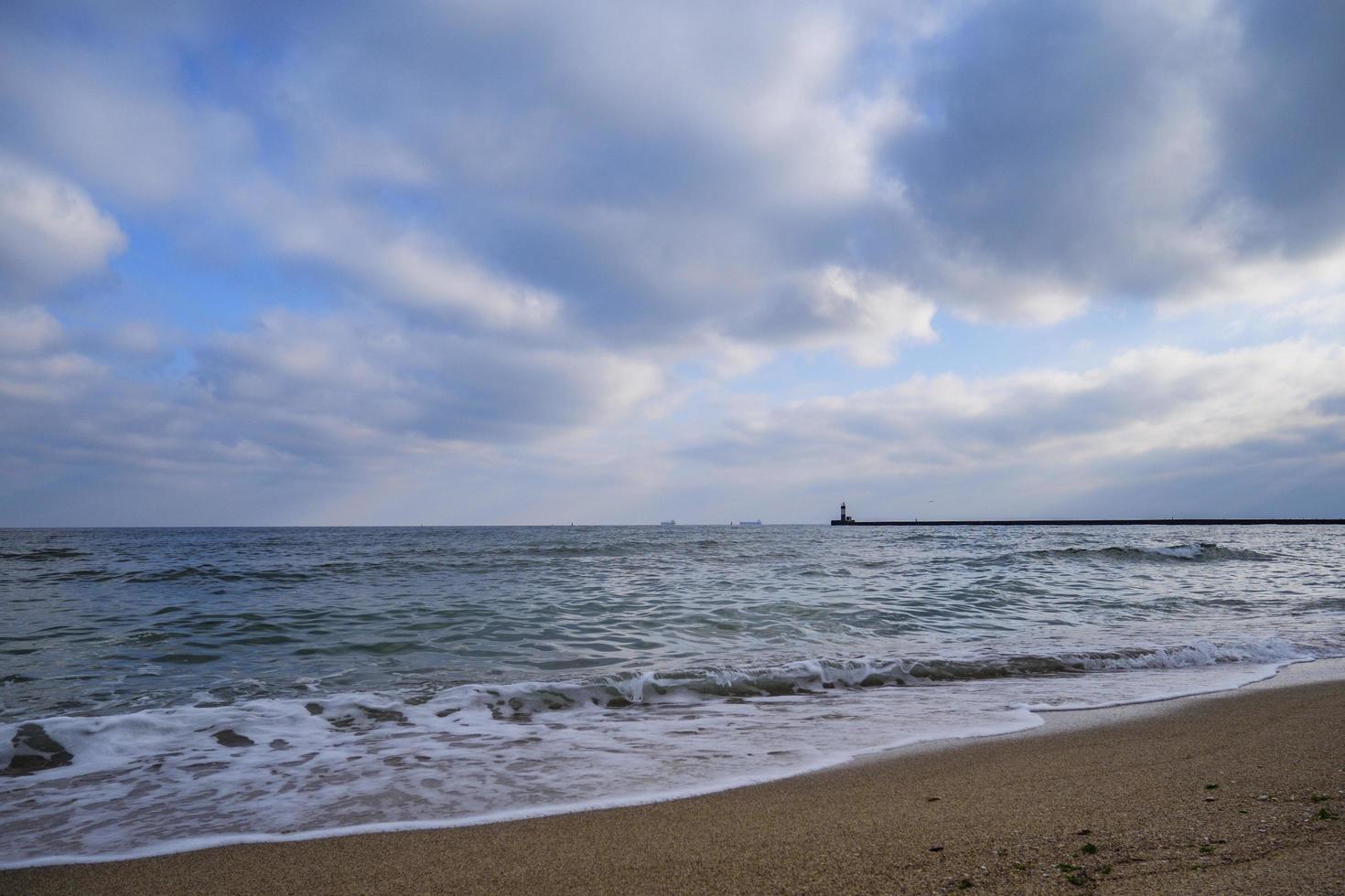 kust en surfen op het strand, geen mensen, afgelegen vakantieplek foto