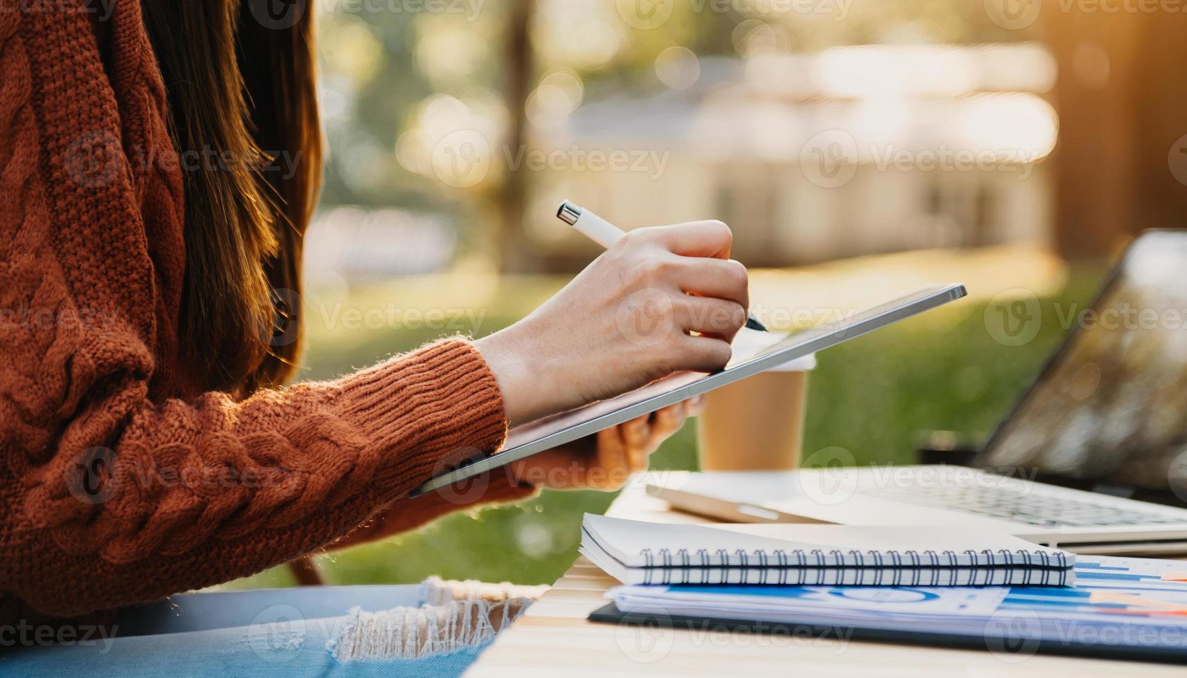 zakenmanhand die met nieuwe moderne computer werkt en op het Kladblokstrategiediagram schrijft als concept foto