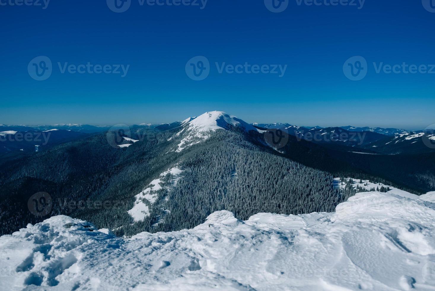 met sneeuw bedekte bergen op een achtergrond van blauwe lucht foto