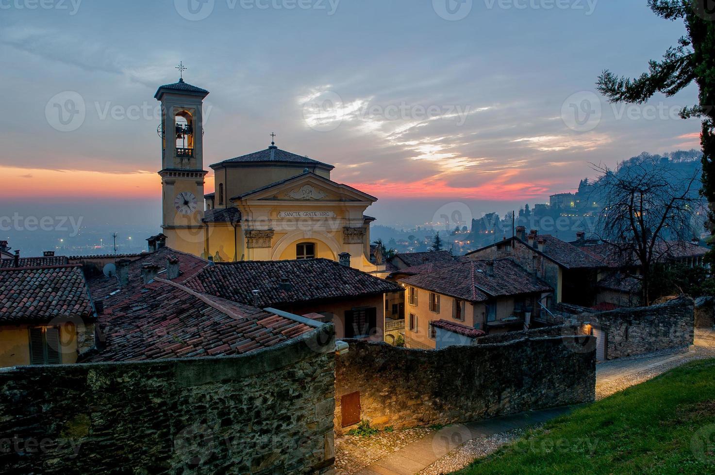 santa rooster kerk in de stad bergamo foto