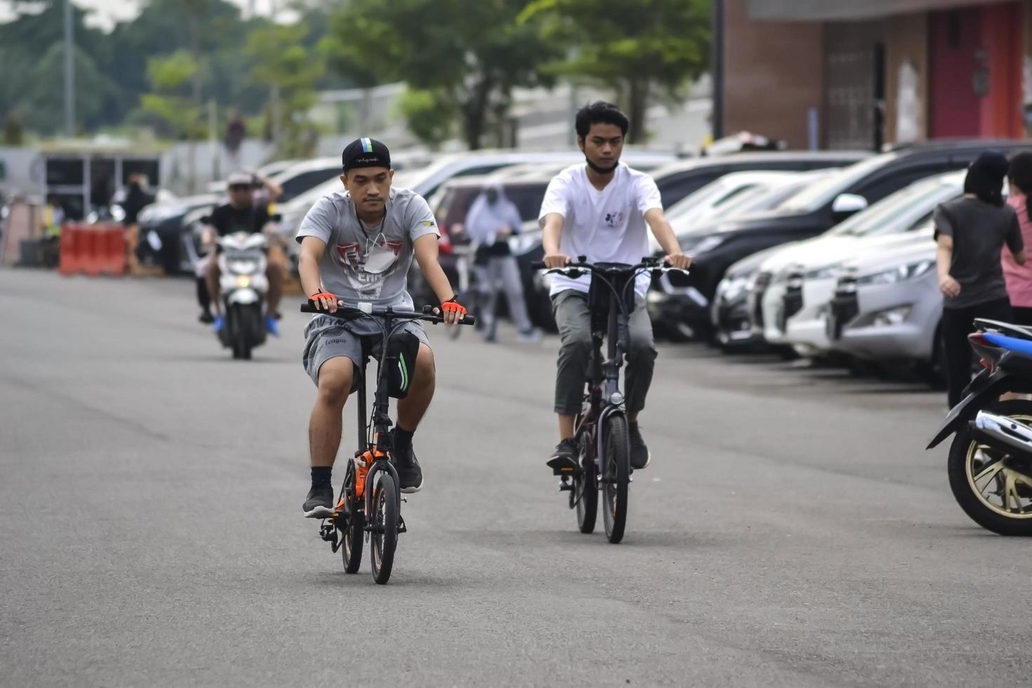 bekasi, west java, indonesië, 5 maart 2022. mensen oefenen fietsen in stadspark op zaterdag foto