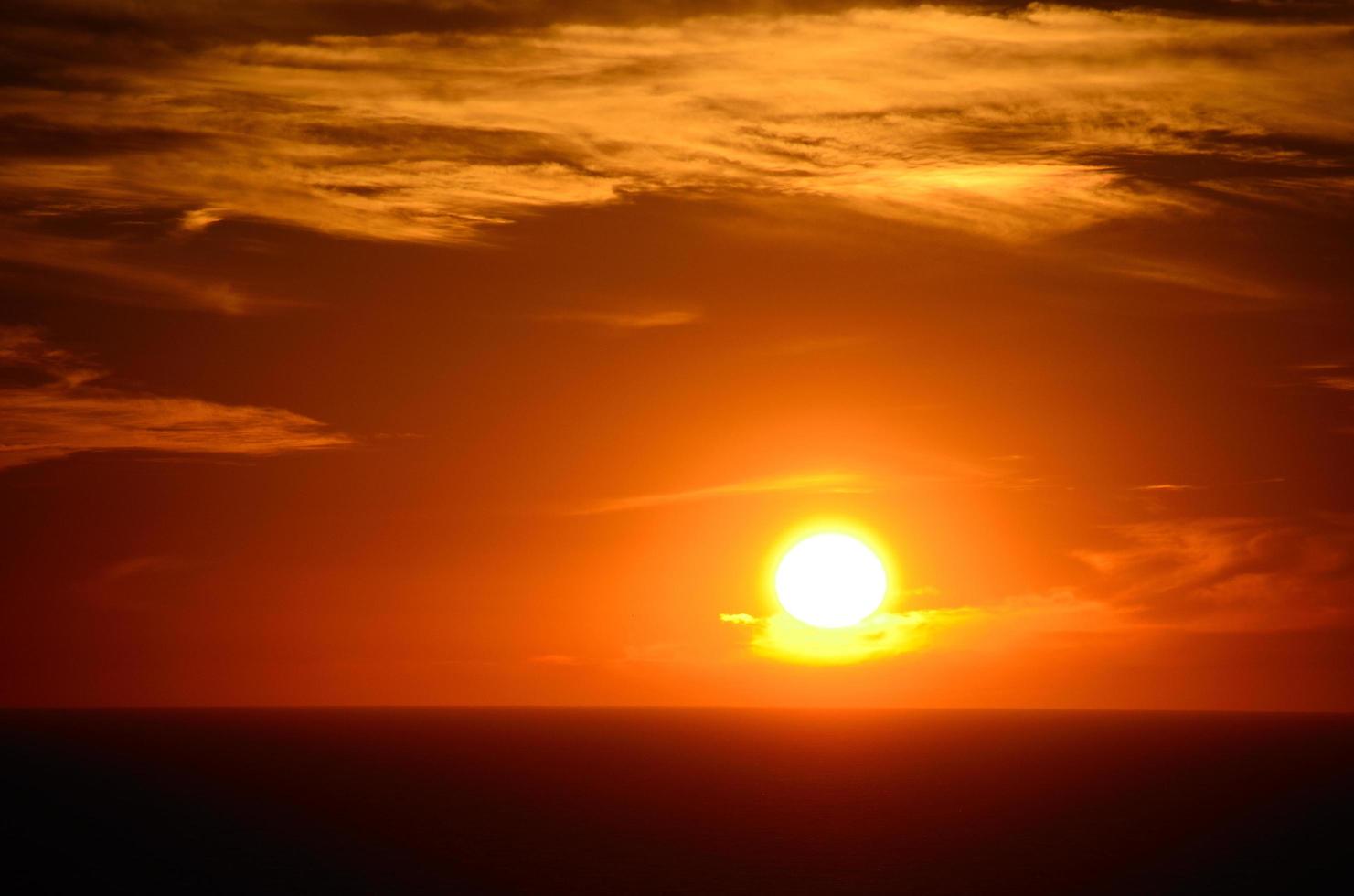 zon aan horizon en zee foto