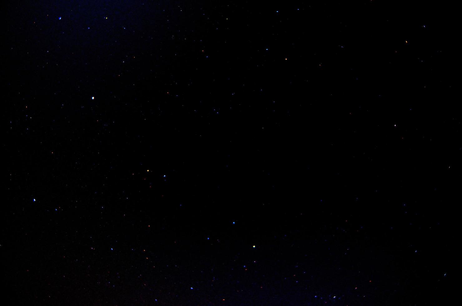 sterrenhemel in donkere nacht foto