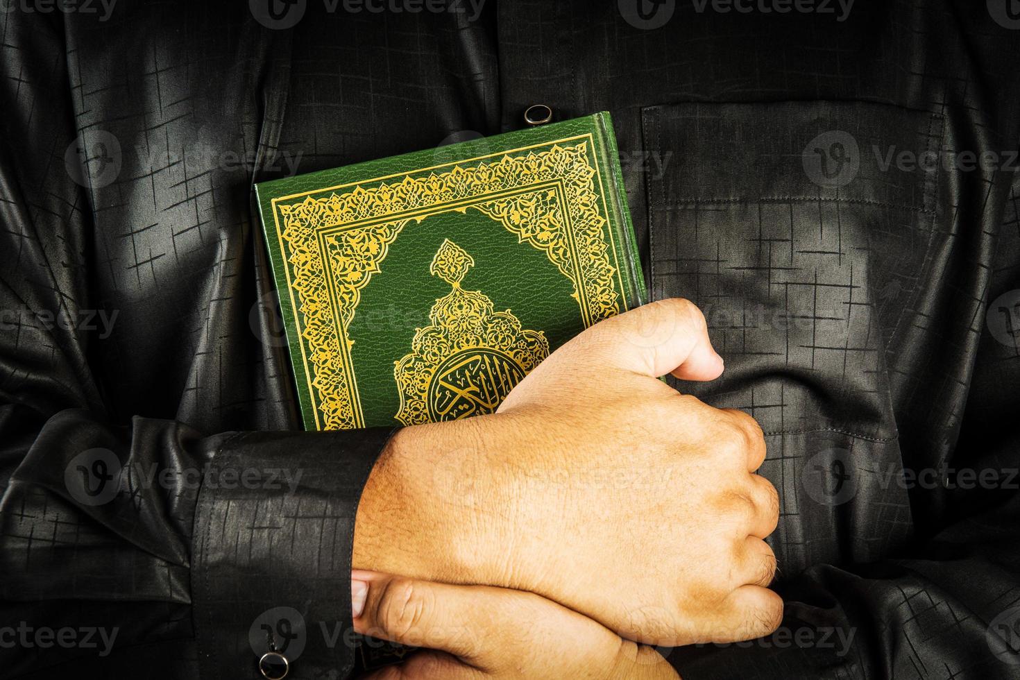 koran in de hand heilig boek van moslims openbaar item van alle moslims foto