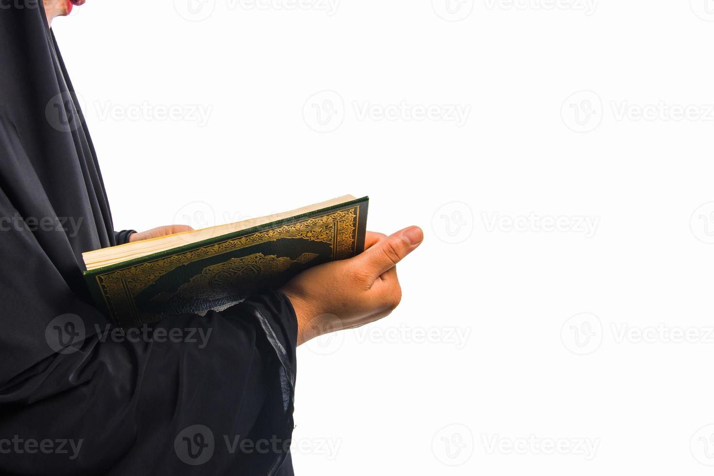 koran in de hand heilig boek van moslims openbaar item van alle moslims koran in de hand moslims vrouw foto