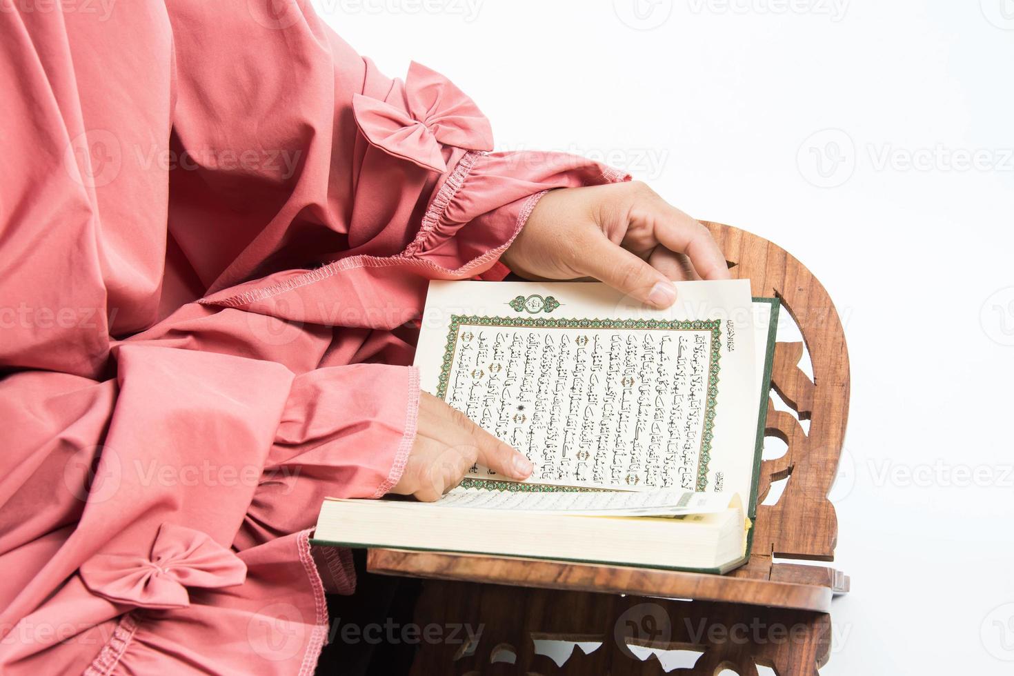 koran in de hand heilig boek van moslims openbaar item van alle moslims koran in de hand moslims vrouw foto