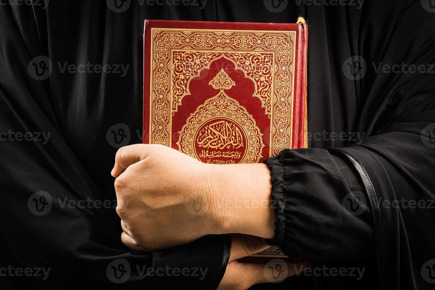 koran in de hand heilig boek van moslims openbaar item van alle moslims koran in de hand moslims vrouw foto