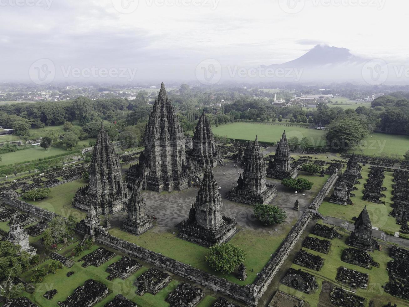 luchtfoto van prachtig landschap prambanan tempelcomplex in yogyakarta, indonesië foto