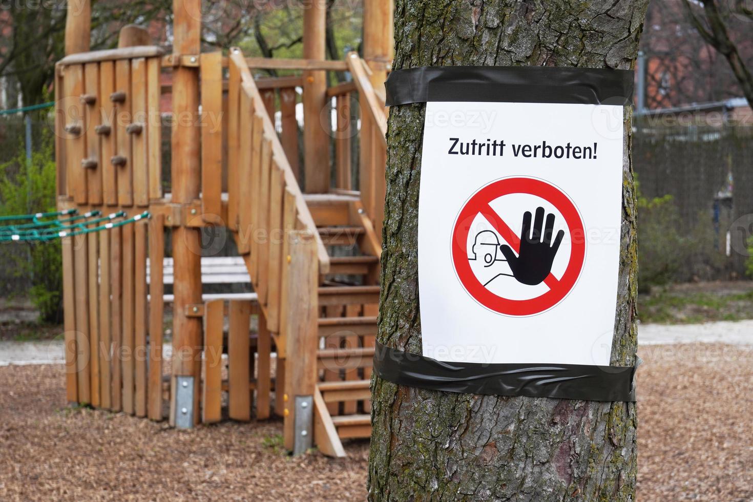 gesloten speeltuin met zutritt verboten-bord - wat betekent dat er geen toegang is in het Duits foto
