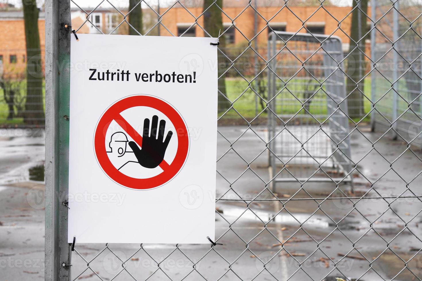 gesloten sportveld met verbodsbord zutritt verboten - wat betekent dat er geen toegang is in het duits foto