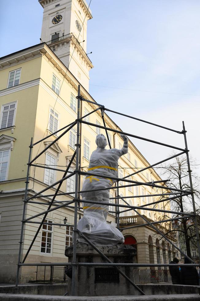 lviv, oekraïne maart. 12, 2022 oorlog in oekraïne. in lviv worden monumenten en gebouwen van historische waarde voorbereid op een mogelijk bombardement. sculpturen zijn bedekt met een beschermende film foto
