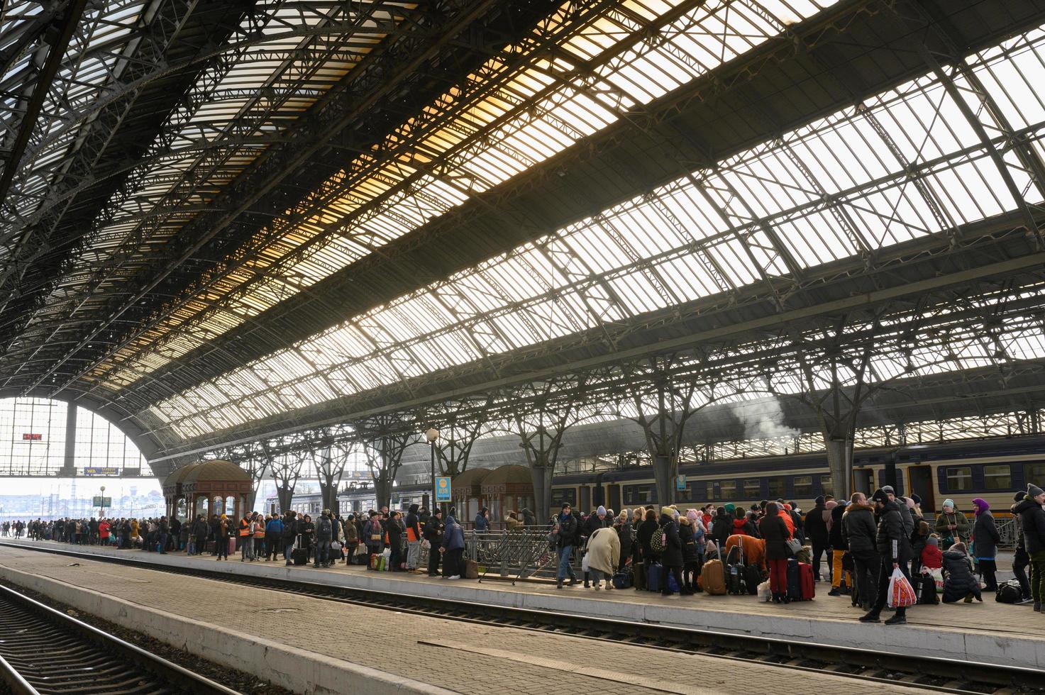lviv, oekraïne - 12 maart 2022. mensen in het treinstation van de westelijke Oekraïense stad lviv wachten op de trein naar polen. foto