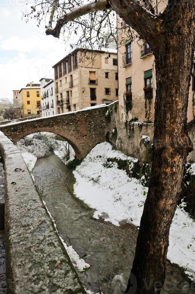 sneeuwstorm met sneeuwbrij op trottoirs. granada foto