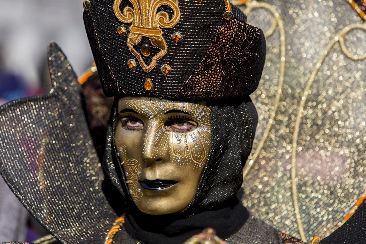 Venetië, Italië, 2013 - niet-geïdentificeerde persoon met Venetiaans carnavalsmasker in Venetië, Italië. in 2013 wordt het gehouden van 26 januari tot 12 februari. foto