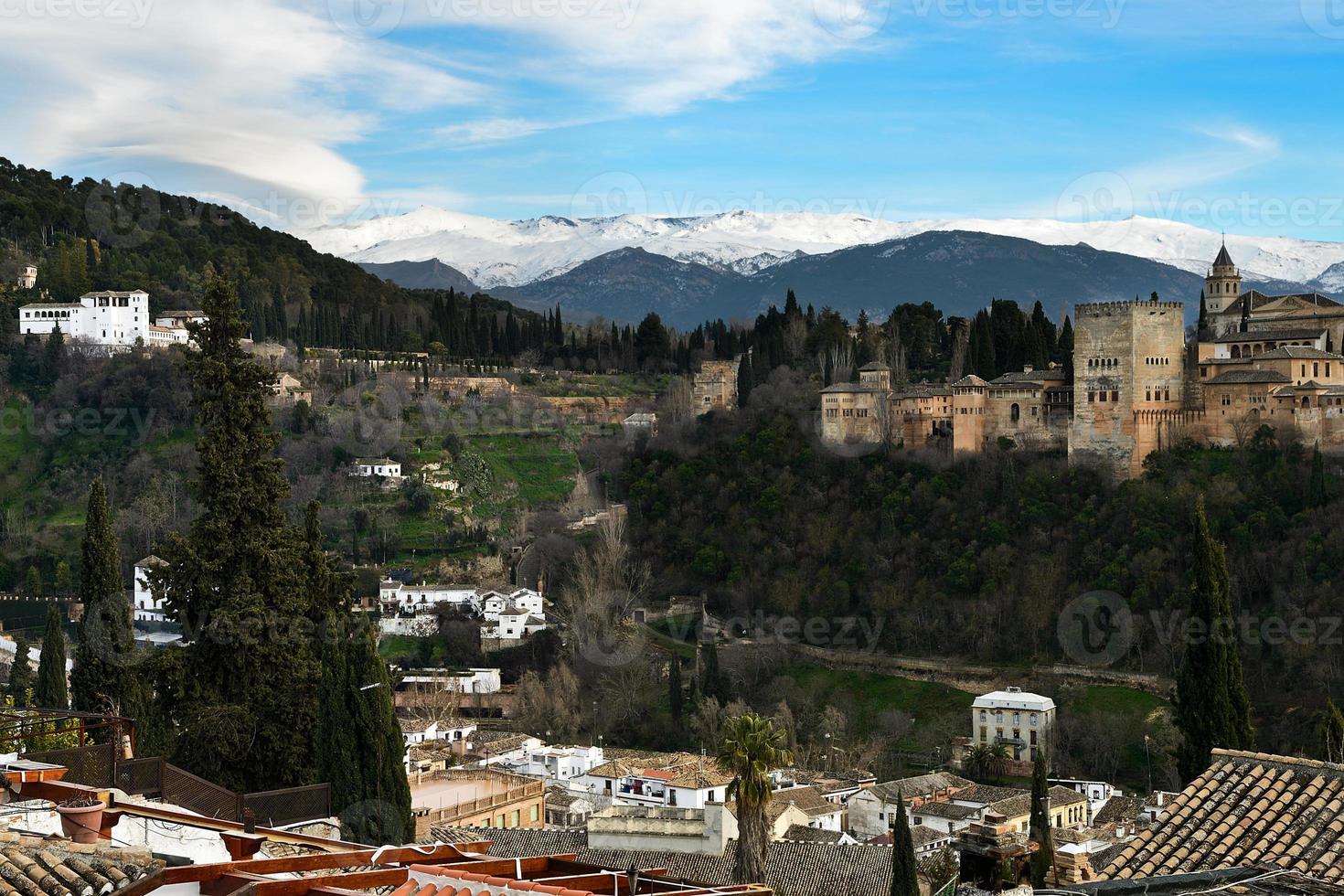 alhambra en besneeuwde Sierra Nevada bergen onder een lensvormige wolk foto