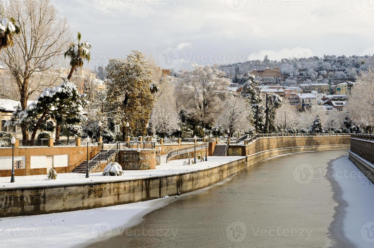 sneeuwstorm met sneeuwbrij op trottoirs. granada foto