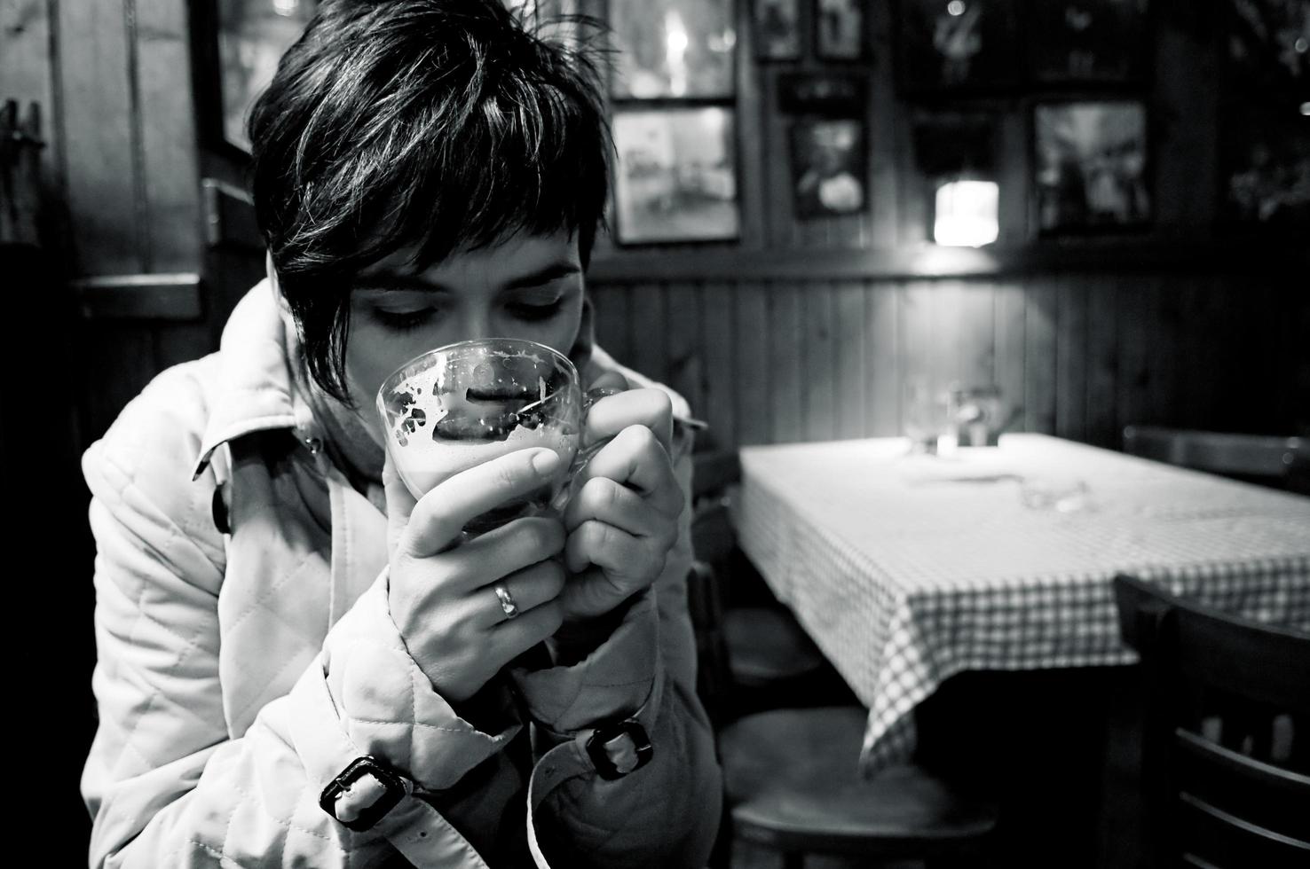 vrouw die een hete koffie drinkt in het restaurant foto