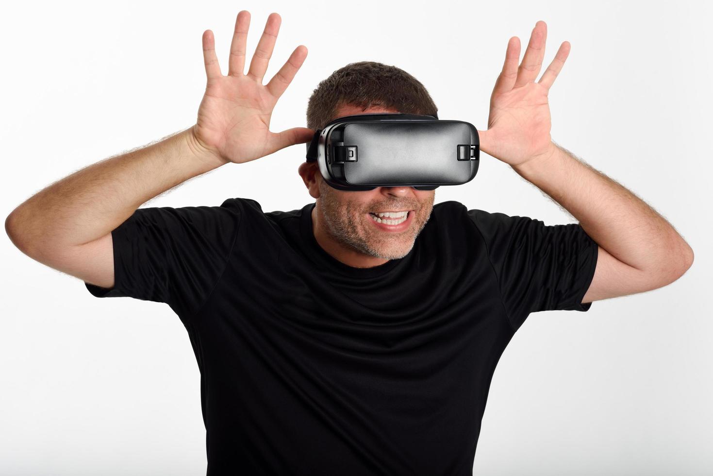 man op zoek in vr-bril en gebaren met zijn handen. foto