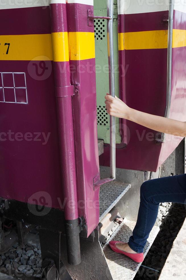 vrouw stapt trein in foto