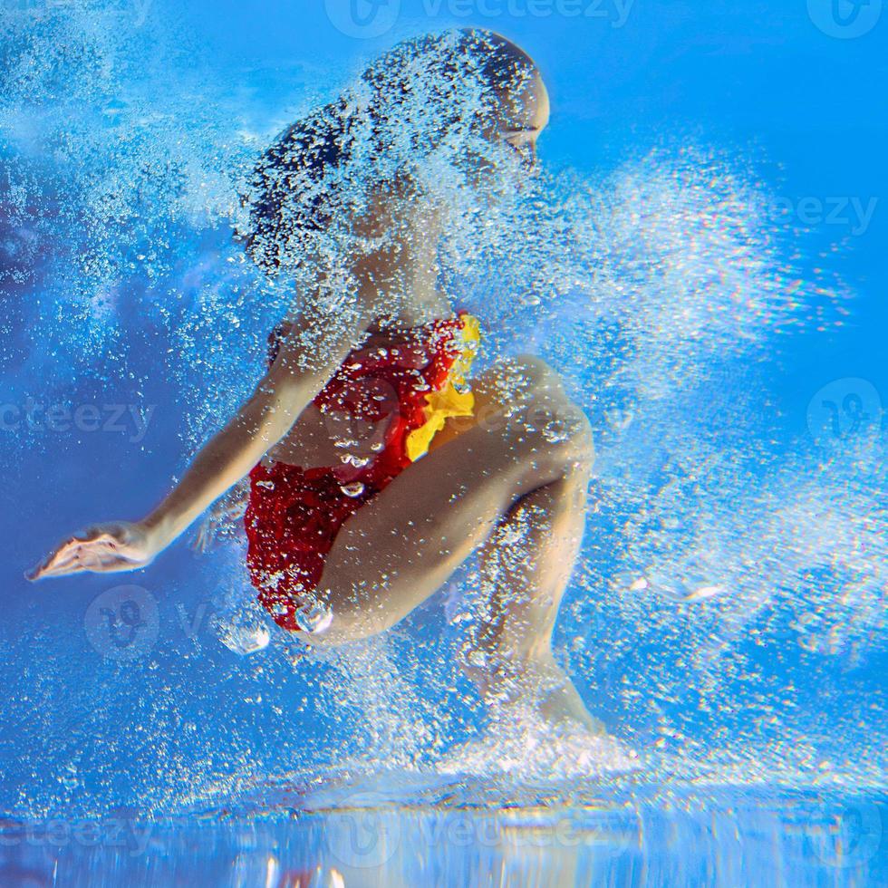 surrealistisch portret van jonge aantrekkelijke vrouw met luchtbellen onder water in kleurrijk water met inkt in het zwembad foto