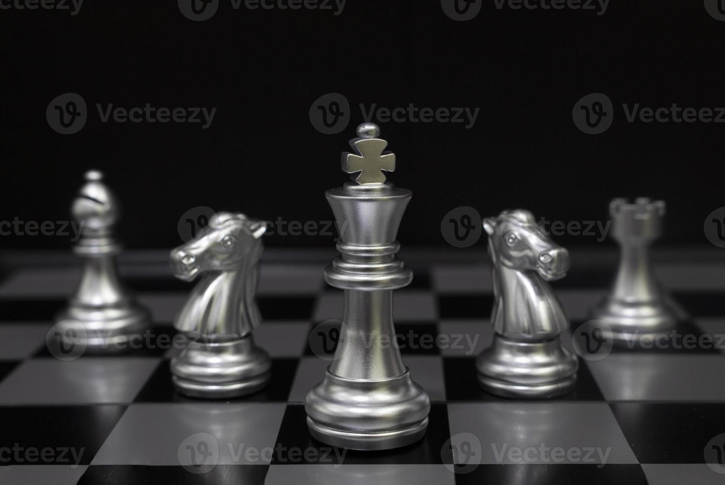 zilveren koningsschaak. concept voor bedrijfsstrategie, zakelijke overwinning foto