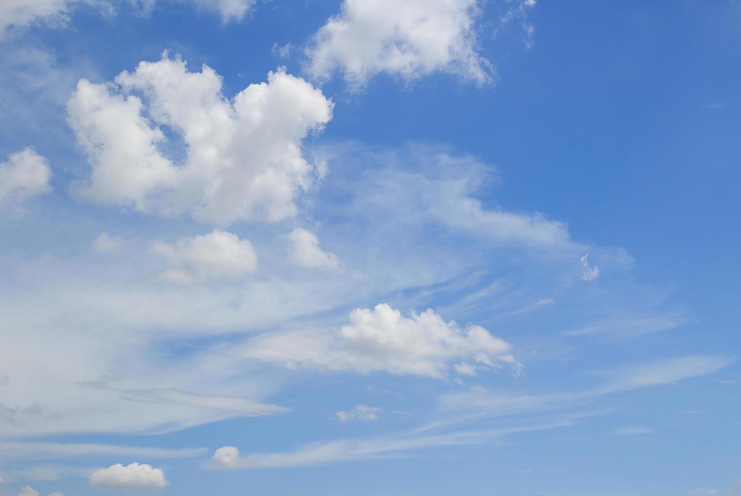 blauwe lucht en witte wolken. foto