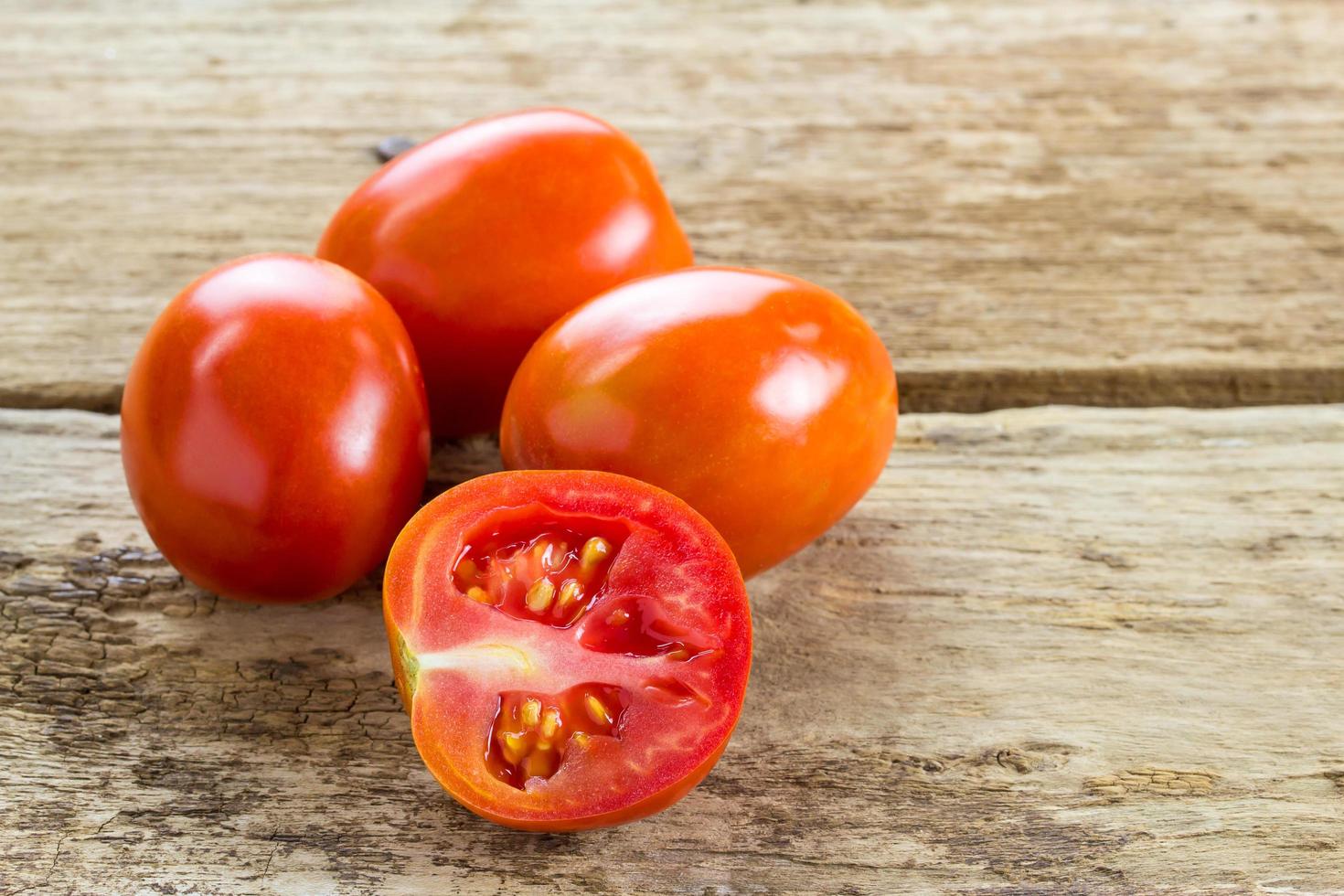 tomaten op houten achtergrond foto