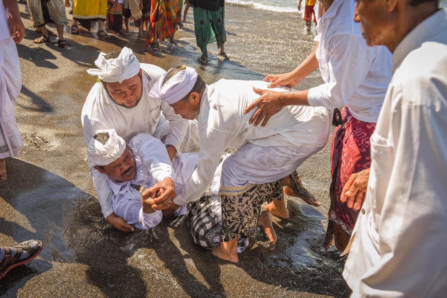 sanur, bali, indonesië, 2015 - melasti is een hindoeïstische Balinese zuiveringsceremonie en ritueel foto