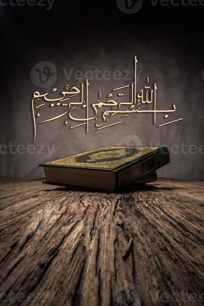 bismillah betekent in naam van allah arabische kunst met koran heilig boek van moslims openbaar item van alle moslims. foto