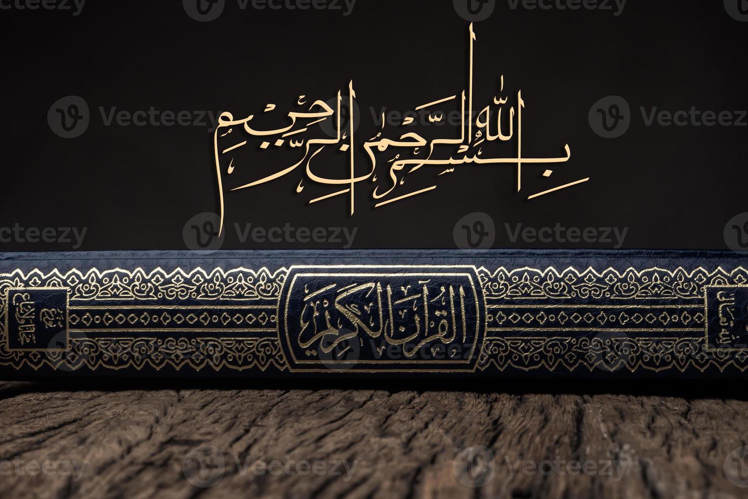 bismillah betekent in naam van allah arabische kunst met koran heilig boek van moslims openbaar item van alle moslims. foto