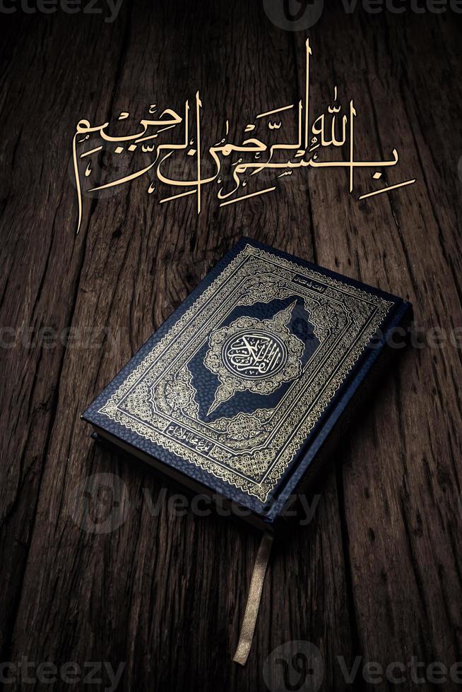 bismillah betekent in naam van allah arabische kunst met koran heilig boek van moslims openbaar item van alle moslims. foto