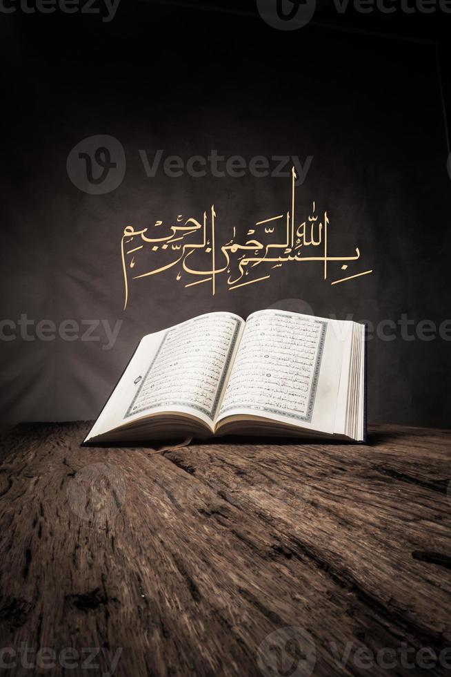 bismillah betekent in naam van allah arabische kunst met koran heilig boek van moslims openbaar item van alle moslims. foto