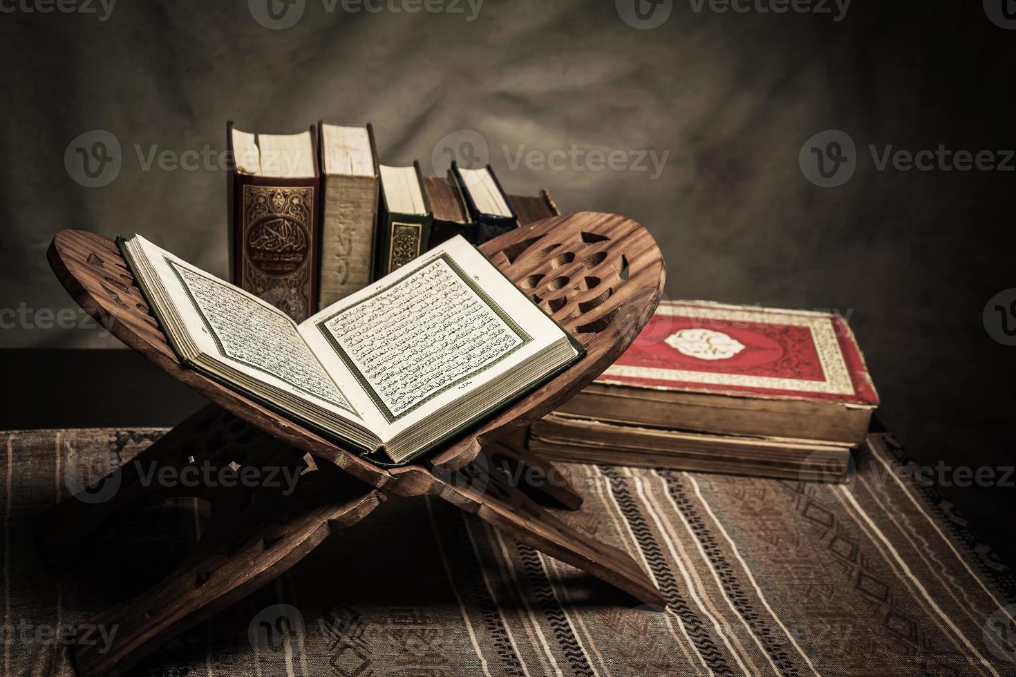 Koran heilig boek van moslims openbaar item van alle moslims op tafel, stilleven foto