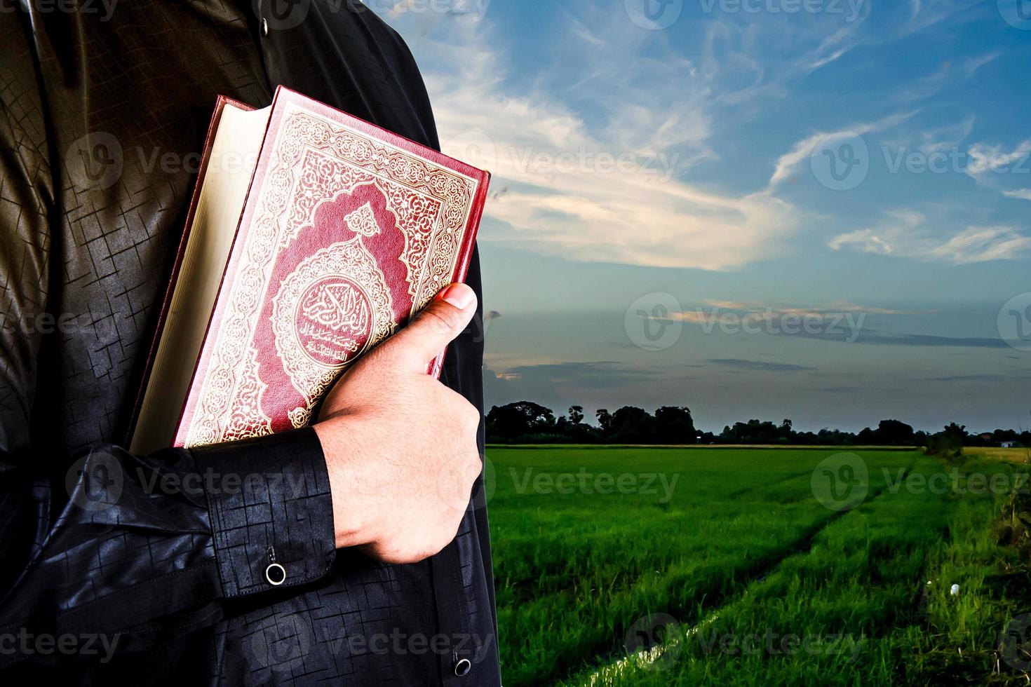 Koran in de hand - heilig boek van moslims openbaar item van alle moslims foto